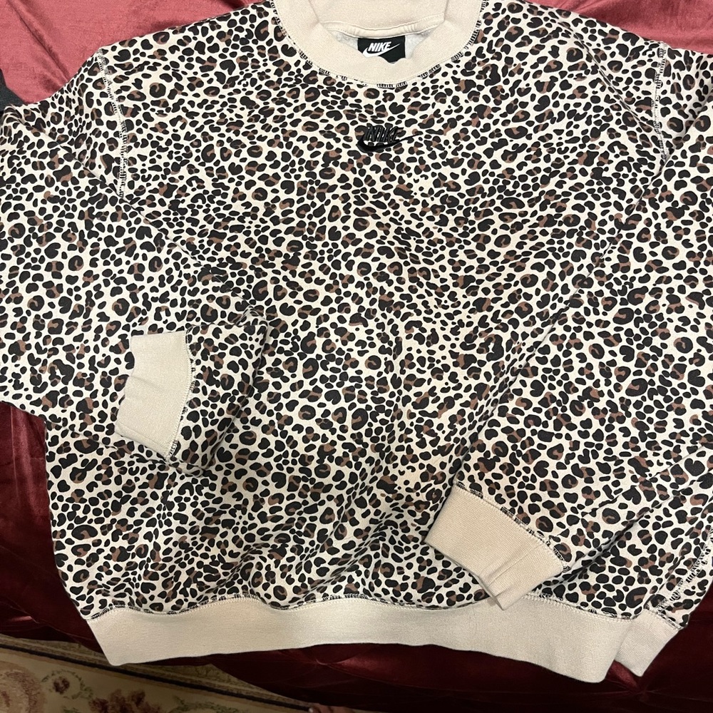 Like new Women’s Nike leopard animal print crewneck pullover